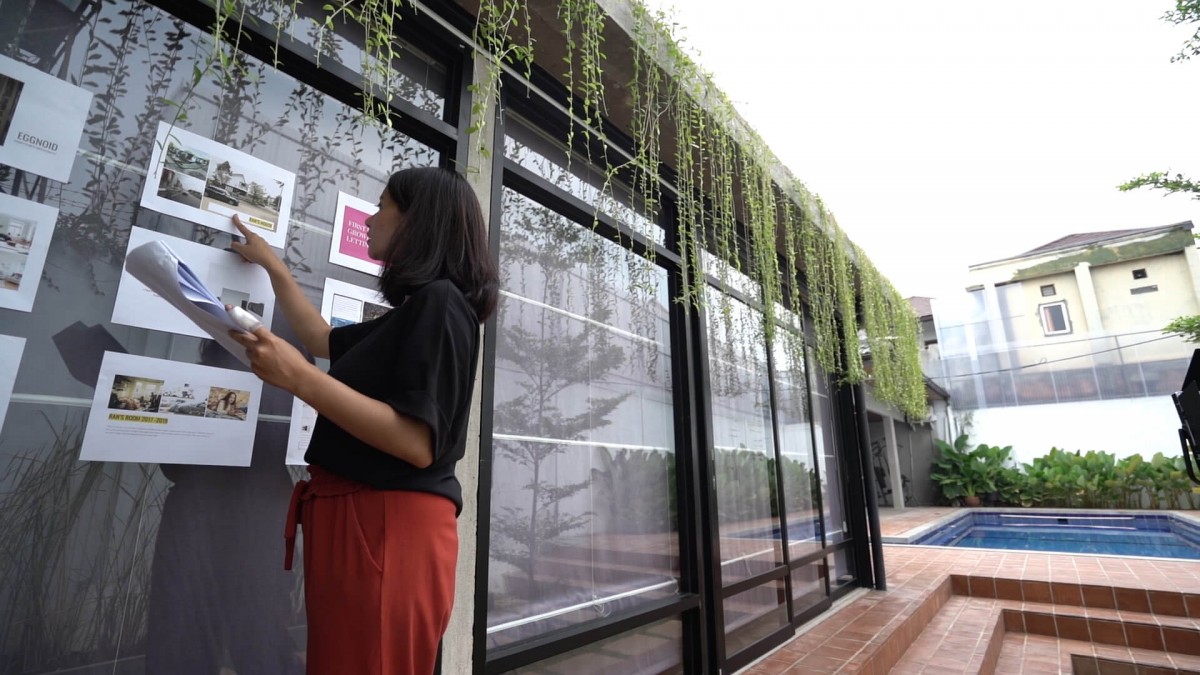 Naya Anindita sedang menjelaskan moodboard saat di lokasi syuting